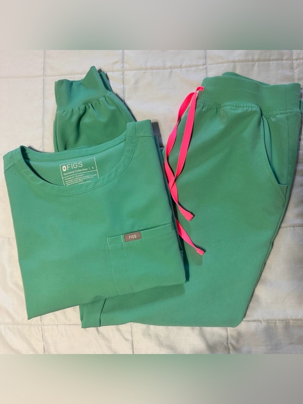 FIGS Surgical Green Set Zamora Joggers Crew Neck Top